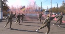"Батько наш Бандера, Україна-мати": дівчата на Донеччині з димовими шашками запалили під вірусну пісню, вийшло прикольно (відео)