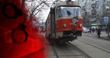 У Києві трамвай перемолов жінку, яка хотіла проскочити, але спіткнулася і впала (відео)