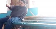 У Татарстані школярі зняли на відео п'яного вчителя, який відключився і сповз під парту (відео)