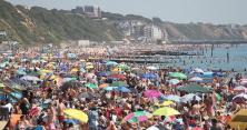 Під час карантину: в Англії натовп відпочивальників штурмує пляжі (відео)