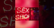 Не взяв навіть гроші: з'явилися подробиці зухвалого пограбування секс-шопу у Запоріжжі, де злодюжка поцупив п'ять вібраторів та анальну змазку (відео)