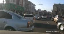 У Дніпропетровську пограбували автомобіль, який стояв у заторі