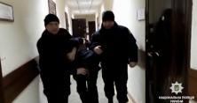 На Одещині у підвалі багатоповерхівки знайшли чоловіка з ножем у серці (відео)