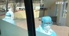Черга "швидких": госпіталізація хворих з підозрою на коронавірус в Олександрівську лікарню (відео)