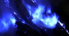 Вулкан на Яві почав вивергати блакитну лаву: вражаюче відео