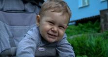 На Київщині маленька дитина впала у каналізаційний колодязь (відео)