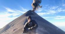 Закричав від несподіваності: за спиною туриста раптово почав вивергатися вулкан Фуего (відео)