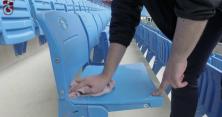 Турецький клуб змусив вболівальника помити 10 тисяч крісел на стадіоні в якості покарання (відео)