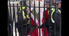 У Лондоні копи затримали Санта-Клауса (фото) 