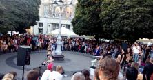 Оголені дівчата танцювали біля жердини на львівській площі
