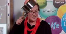 Вчителька під час онлайн-уроку одягла на голову каструлю (відео) 