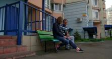 Жінка з косою пошматувала сусіда: на киянку 600 скарг у поліції (відео)