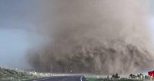 Шокуючі кадри торнадо над шосе в штаті Оклахома