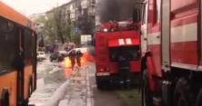 У Києві прямо зараз на Ленінградській площі горить автомобіль