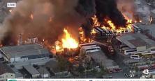Наче у фільмі-катастрофі: у Каліфорнії промзону охопив вогонь, горять будівлі і автобусна стоянка (відео)