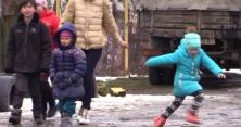 Зграя собак тримає у страху селище на Одещині (відео)