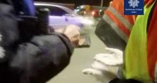 Залишився живим: у столиці патрульні витягли чоловіка з-під потягу (відео)