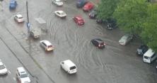 Потужна злива затопила Одесу: вода зносила автомобілі (відео) 