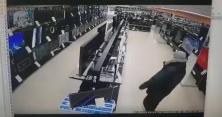 Молотком розтрощив 10 телевізорів: погром у магазині побутової техніки потрапив на відео