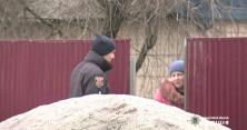 На Житомирщині сімейний тиран кинувся з ножем та виделкою на копів (відео)