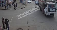 У центрі Дніпра вантажівка переїхала чоловіка (відео) 