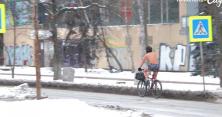 У Нікополі чоловік в одній білизні катався велосипедом під час холоднечі (відео)