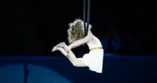 Вис на шиї без страховки: 4-річна повітряна гімнастка встановила рекорд України, попереду - світовий (відео)
