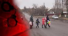 Кинулись під колеса авто: на Вінниччині пікап біля школи збив двох сестричок, вони у важкому стані (відео)