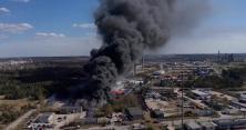 Чорна хмара огорнула небо: з'явилися відео жахливої пожежі на полігоні хімічних відходів