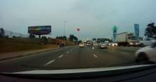 На трасі з автомобіля феєрично вилітають кульки (відео)