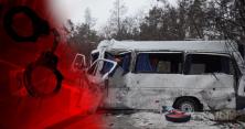 Мертві пасажири звисали з вікон і дверей: нові подробиці про ДТП з маршруткою та фурою на Чернігівщині (відео)
