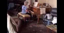 Серце плаче: у зруйнованому будинку в Бейруті літня жінка зіграла на роялі (відео)