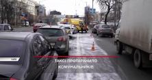 Таксист заснув за кермом і відправив до лікарні трьох пасажирів: потрійна ДТП у Києві (відео)