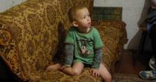 Маленький хлопчик втік від батьків-катувальників (відео)
