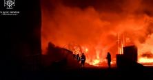 Масштабна пожежа у Миколаєві: рятувальники гасили 15 тисяч тонн олії після атаки дронів-камікадзе (відео)