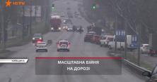 Шалена автотроща під Києвом: зіштовхнулися 9 авто, до лікарні потрапили дві жінки і дитина (відео)