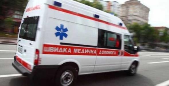 В Україні б'ють і кидаються з ножами на лікарів "швидкої", а тривожні кнопки не захищають