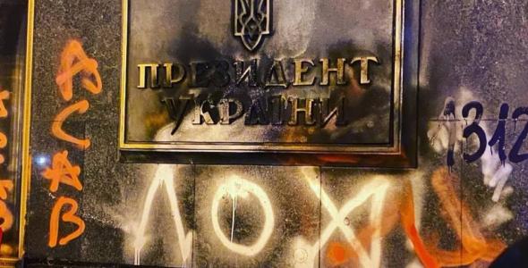 Акція на захист Стерненка не закінчилась на Банковій: що відбувалось вночі під відділком поліції (фото, відео)