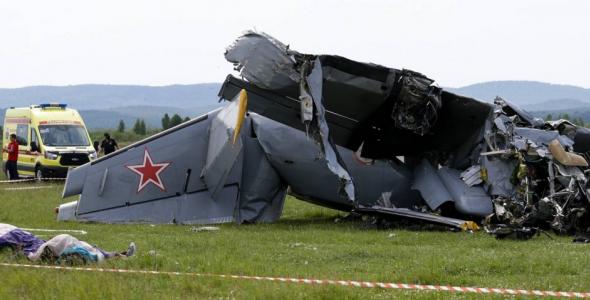У Росії розбився літак з парашутистами: багато загиблих, кількість жертв зростає (фото, відео)