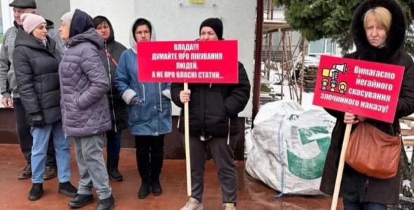 "Нас вбивають свої!": директора лікарні кинули у сміттєвий бак через закриття неврологічного відділення (відео)