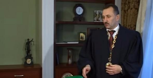 Колядки по-новому: суддя Зварич вимагає відшкодувати йому моральні збитки (відео)