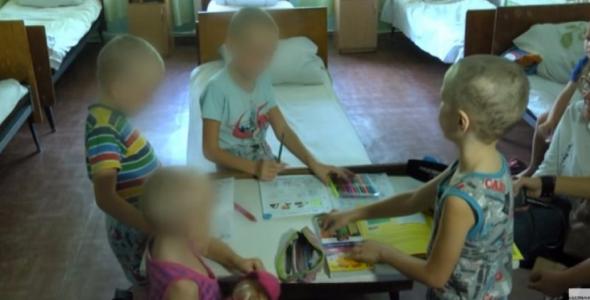 ​У психічно хворої жінки забрали 4-х дітей, але повернуть їх після сплати штрафу (відео)