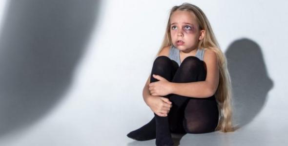 На Одещині педофіл два роки ґвалтував падчерку трьома способами вдома, в авто і лісі: почав у 8 років