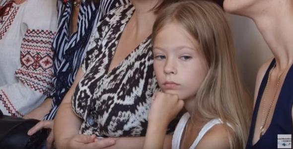 ​8-річна дівчинка, яка втратила батька в АТО, виборола в суді військову пенсію (відео)