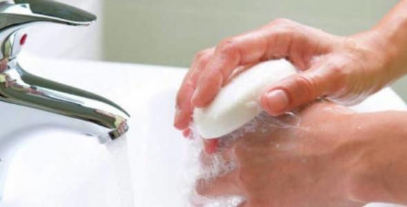 Не торкатися обличчя і мити руки, щоб не захворіти коронавірусом: як робити це правильно? 