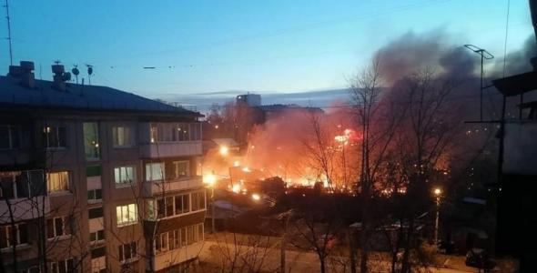 У Росії військовий літак знову впав на будинок: з’явились версії аварії та нові відео очевидців