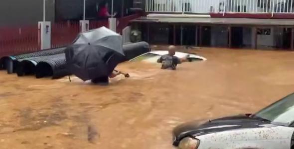 Затоплює домівки і авто: у Пуерто-Ріко через рясні дощі гинуть люди (відео)