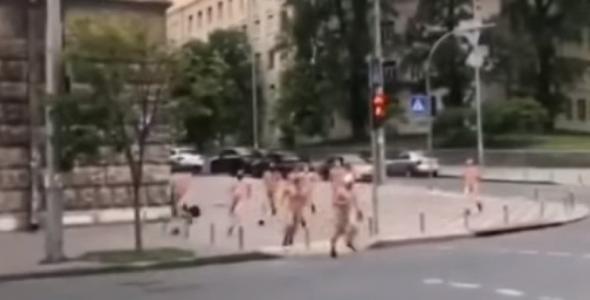 У Києві влаштували голий забіг із закликом носити маски (відео) 