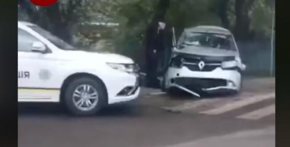 Під Києвом авто на швидкості вилетіло на тротуар та розчавило людину: момент потрапив на відео 