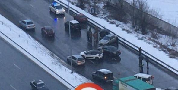 У Києві через негоду дороги перетворилися на ковзанку (відео)  